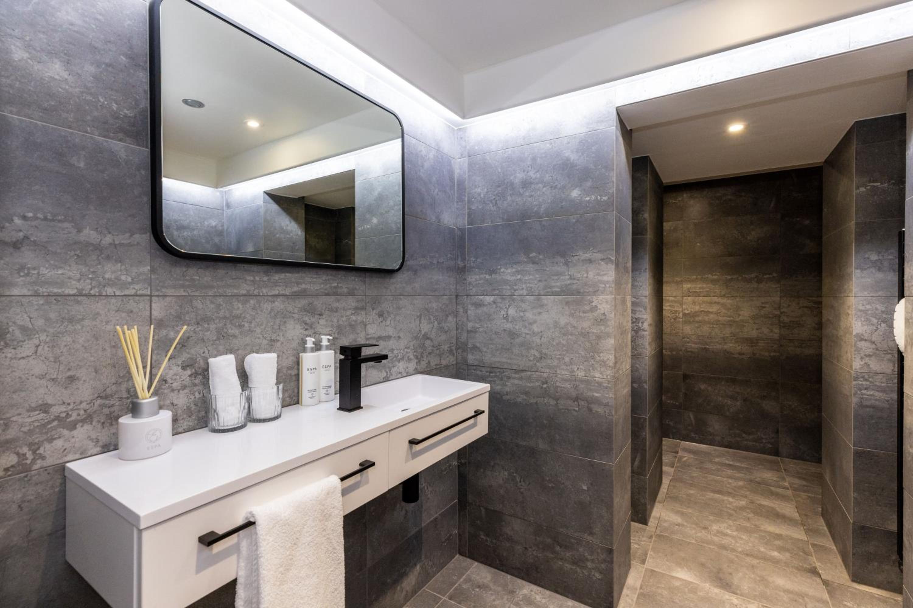RÌGH Properties - Luxury West End Artisan Apartment