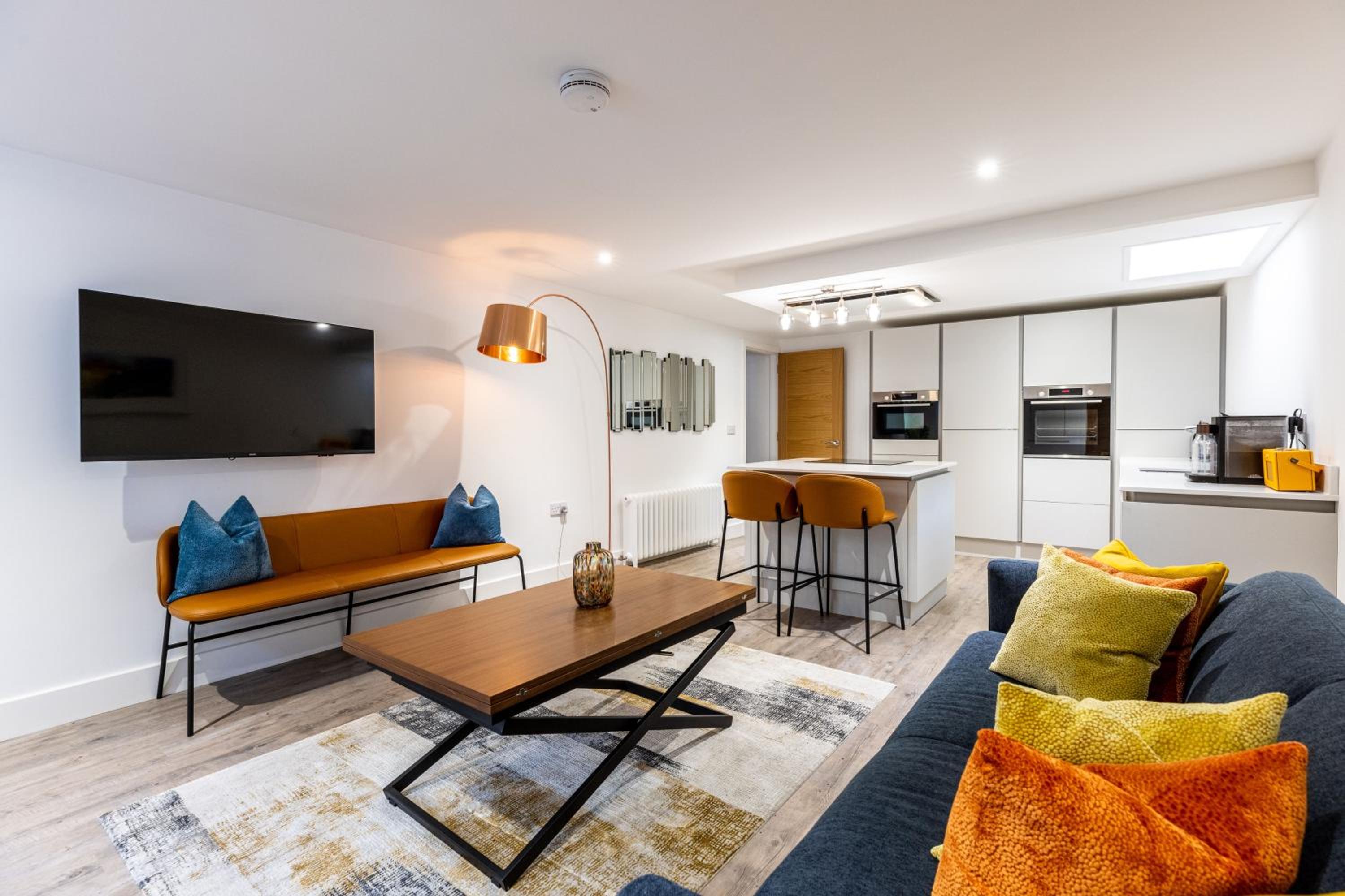 RÌGH Properties - Luxury West End Artisan Apartment