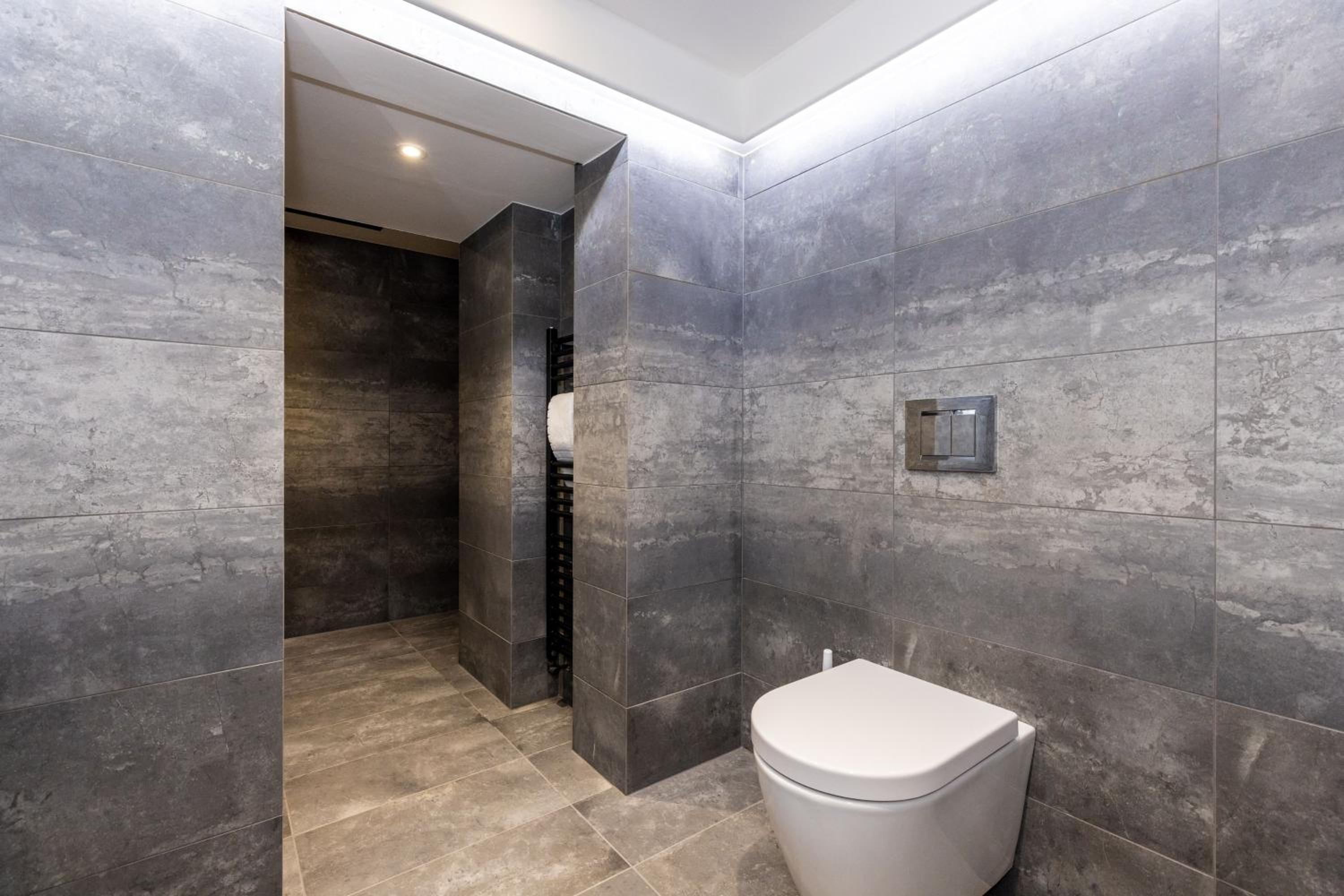 RÌGH Properties - Luxury West End Artisan Apartment