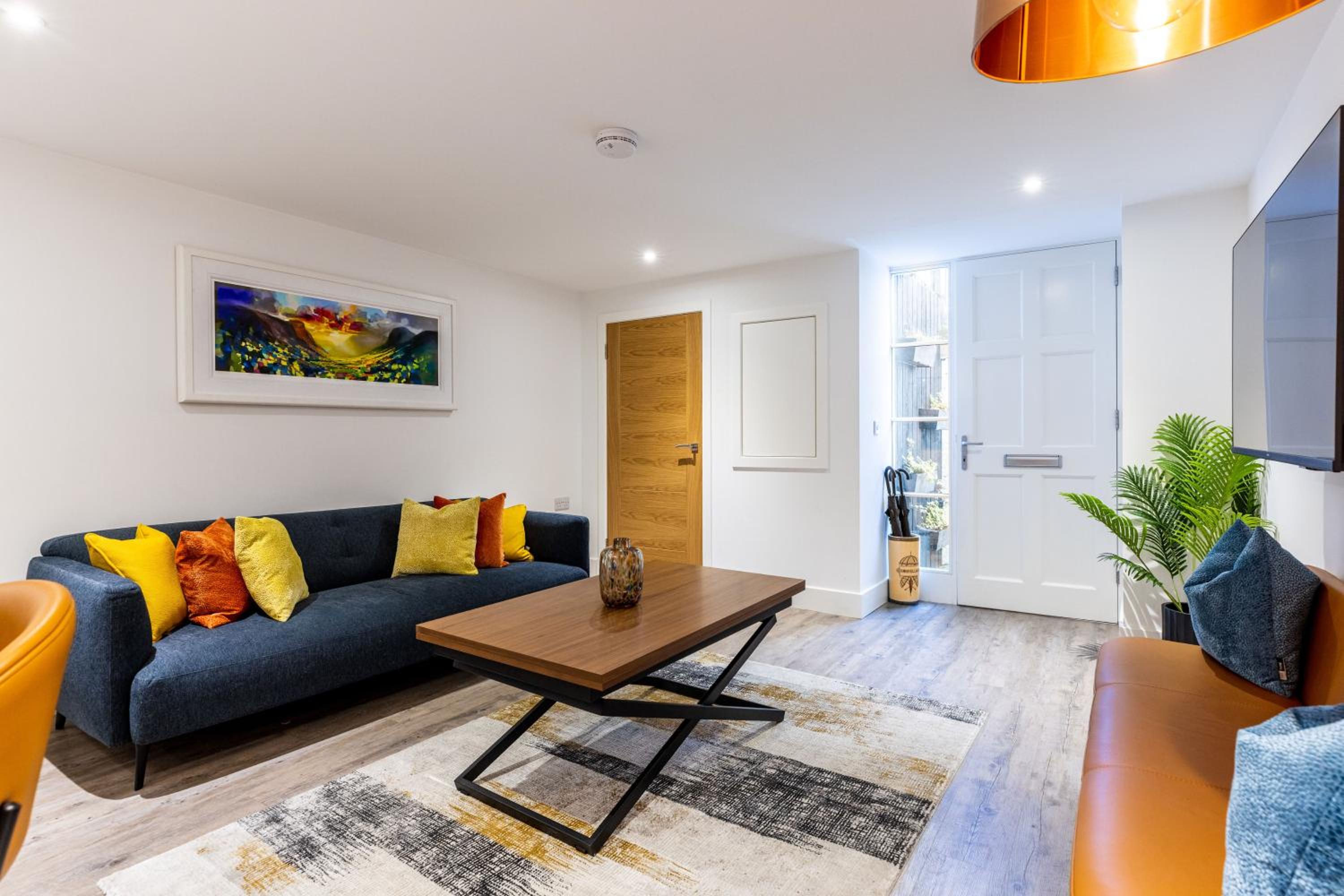 RÌGH Properties - Luxury West End Artisan Apartment