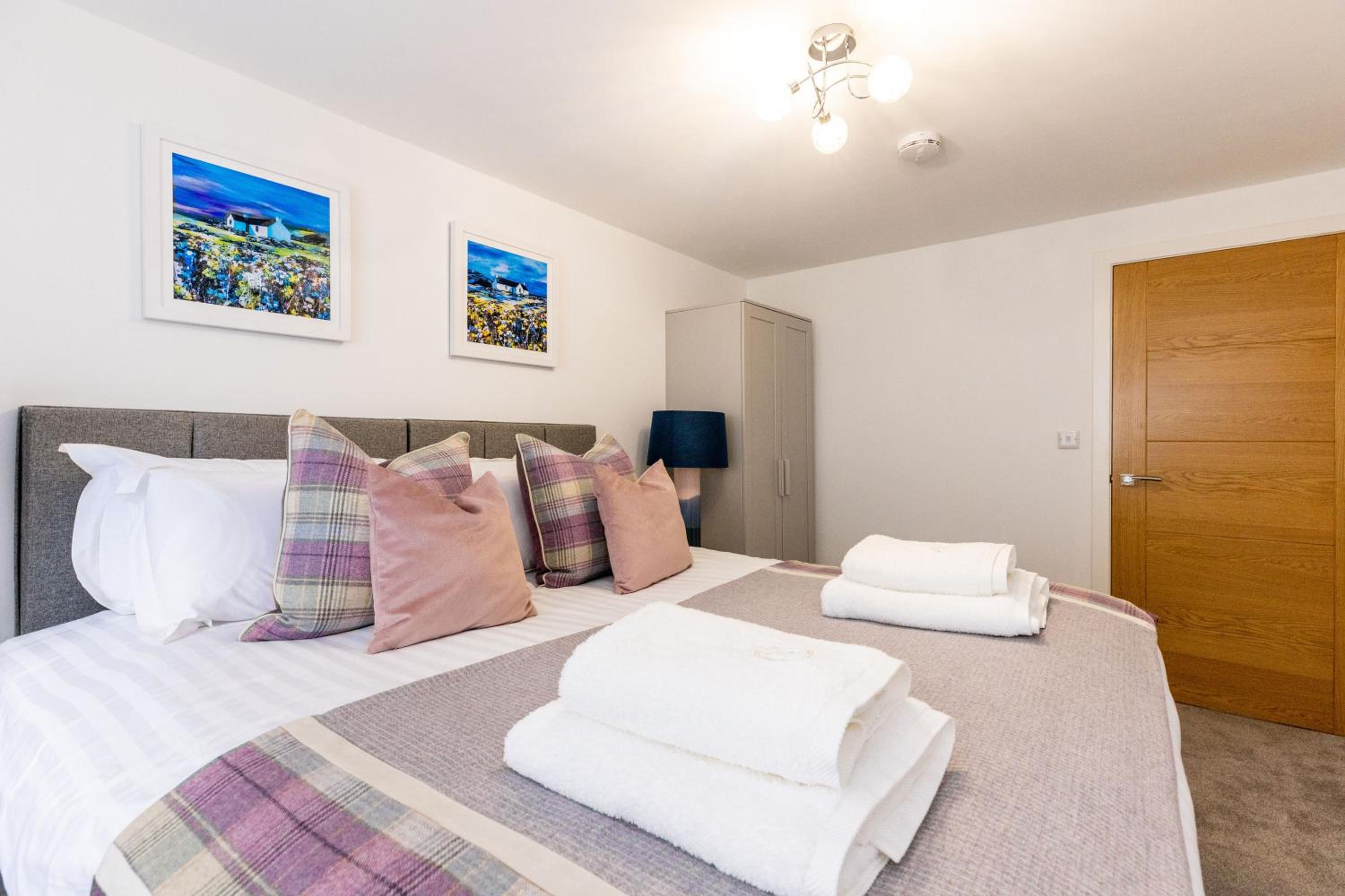 RÌGH Properties - Luxury West End Artisan Apartment