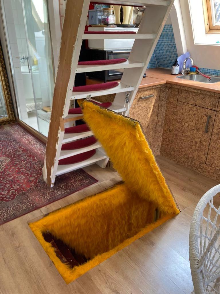 Petite city center loft on Amstel river