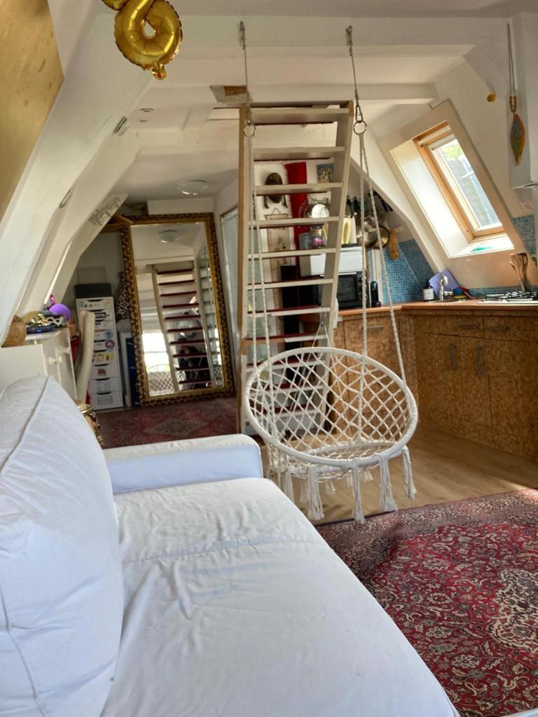 Petite city center loft on Amstel river