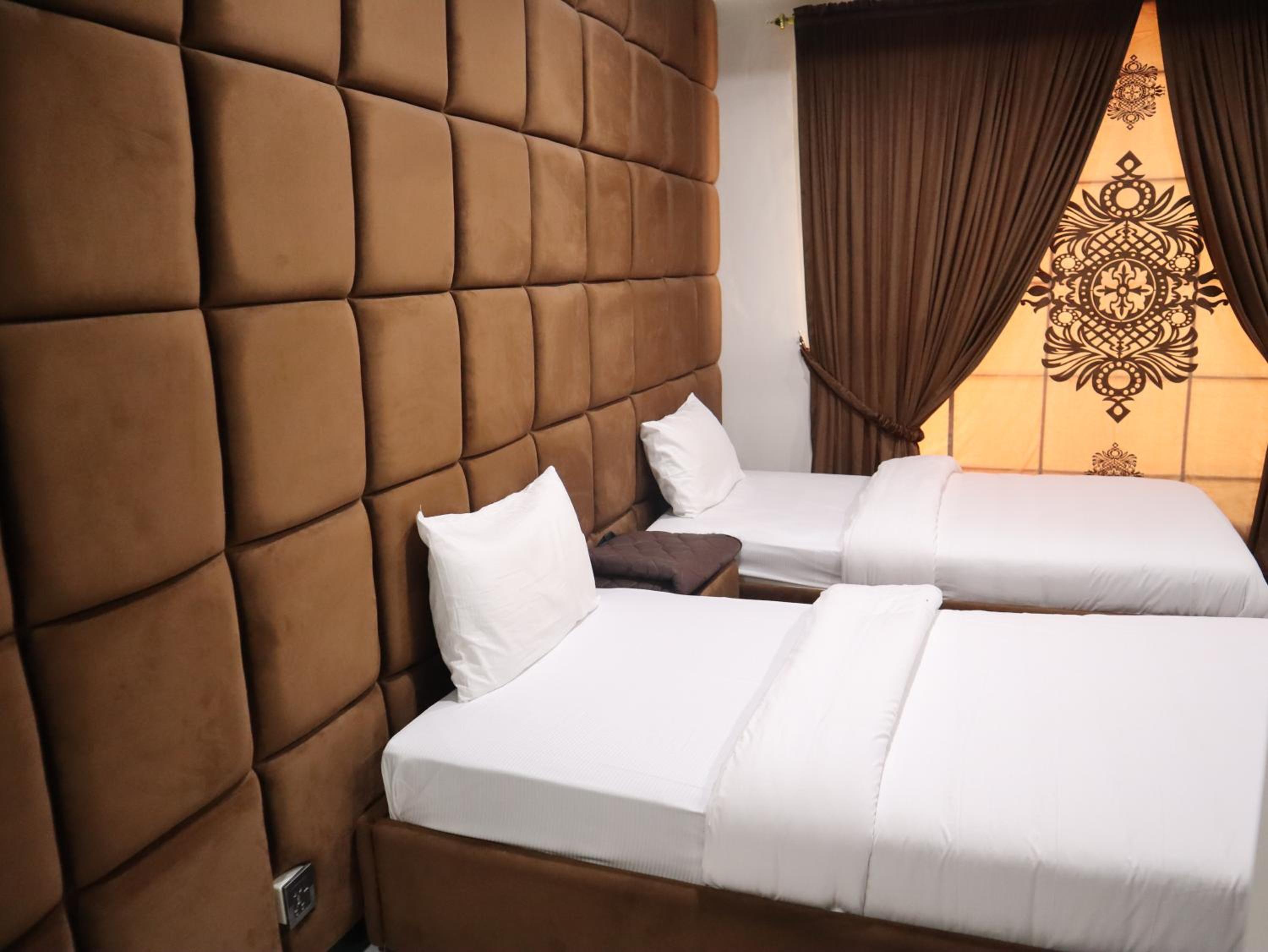 Signature Lodge