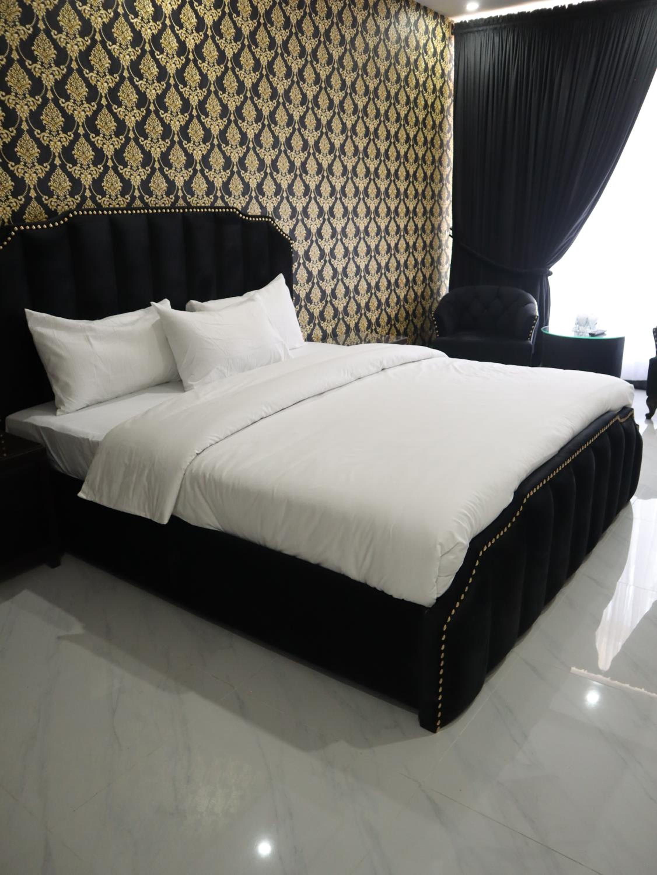Signature Lodge