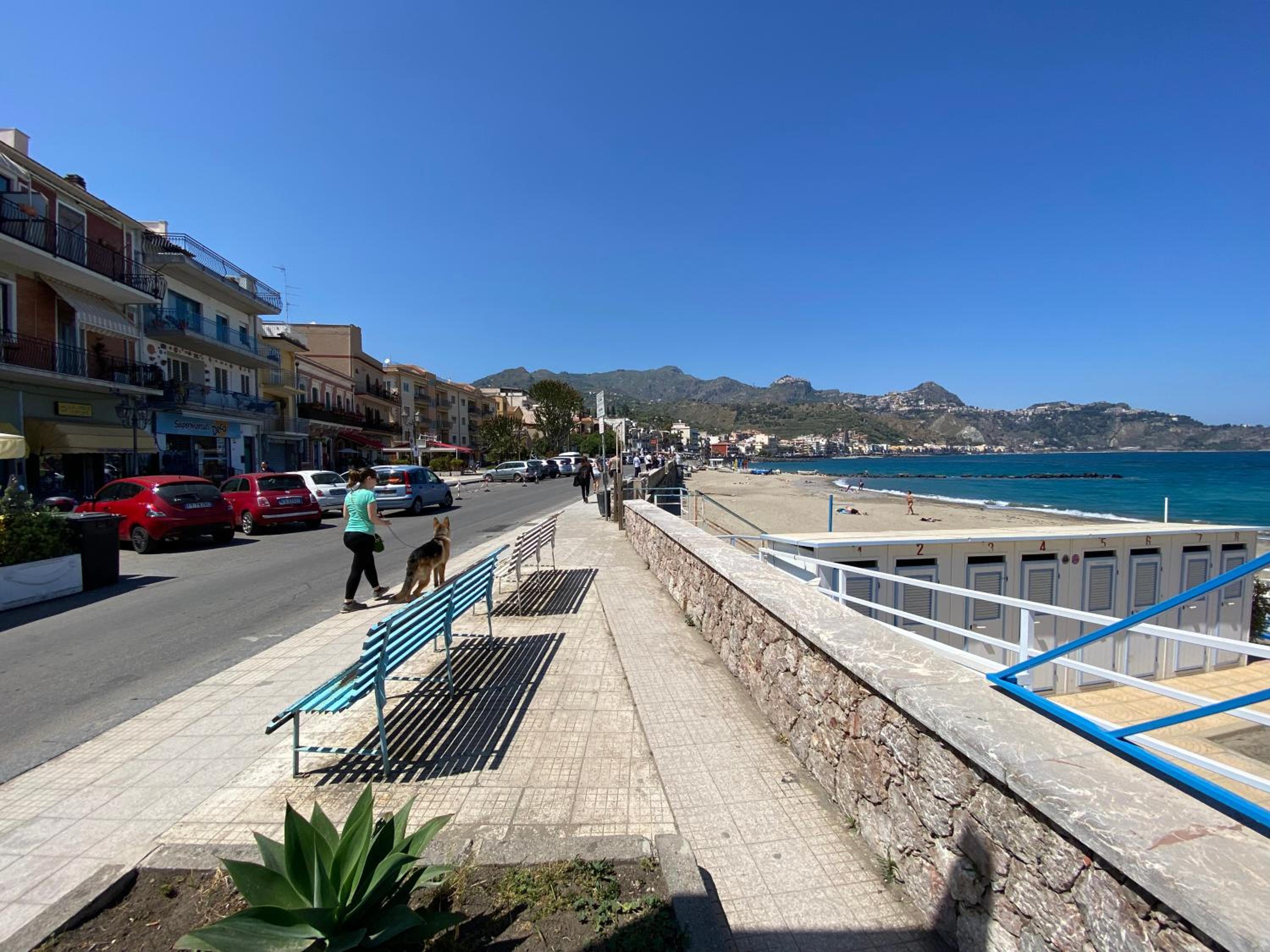 Charming apartment with a large terrace just a few minutes' walk from the beach and the downtawn at 15 minutes from Taormina