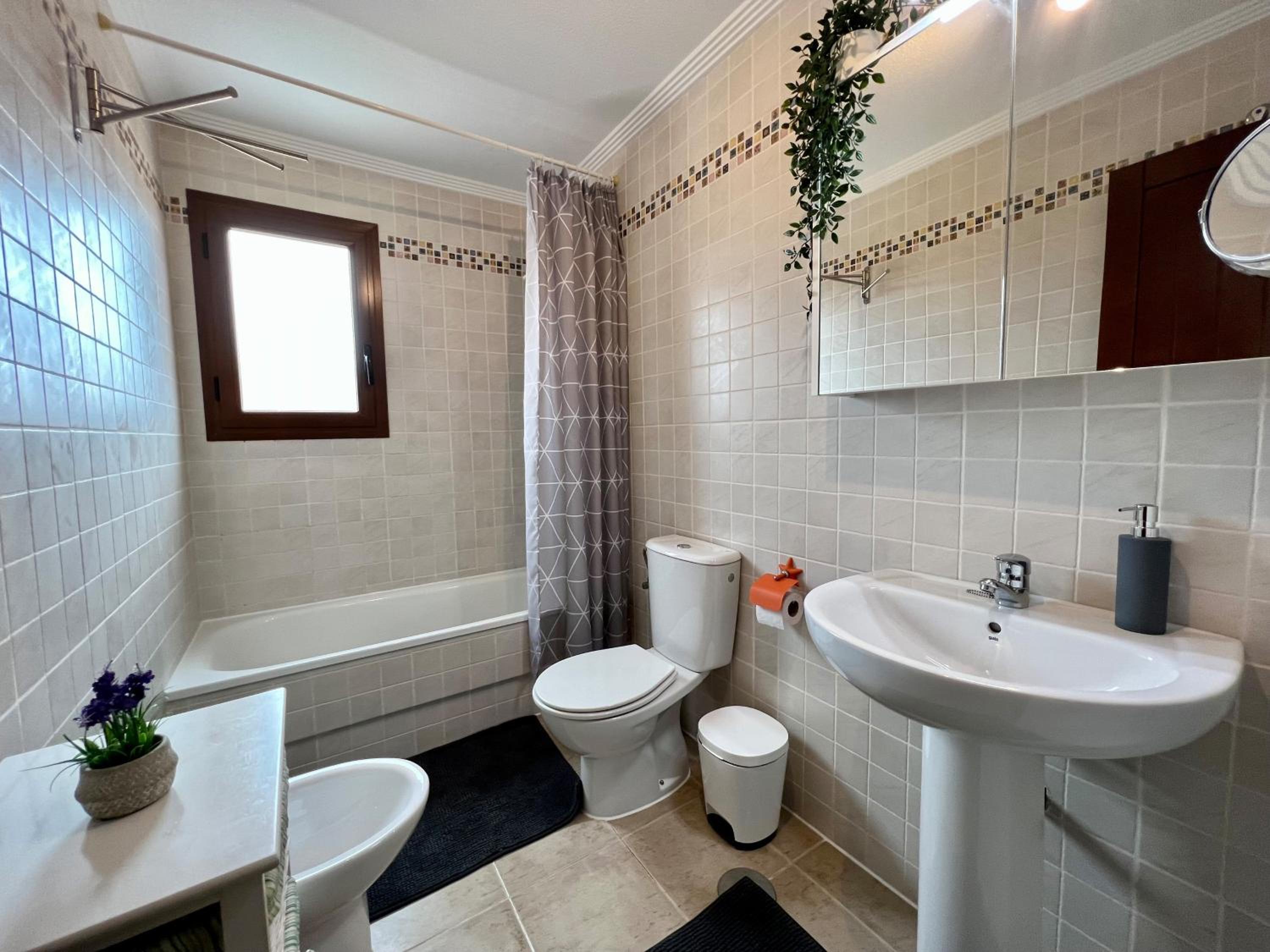 2Bdr Apartment 0.9m from Beach view 2