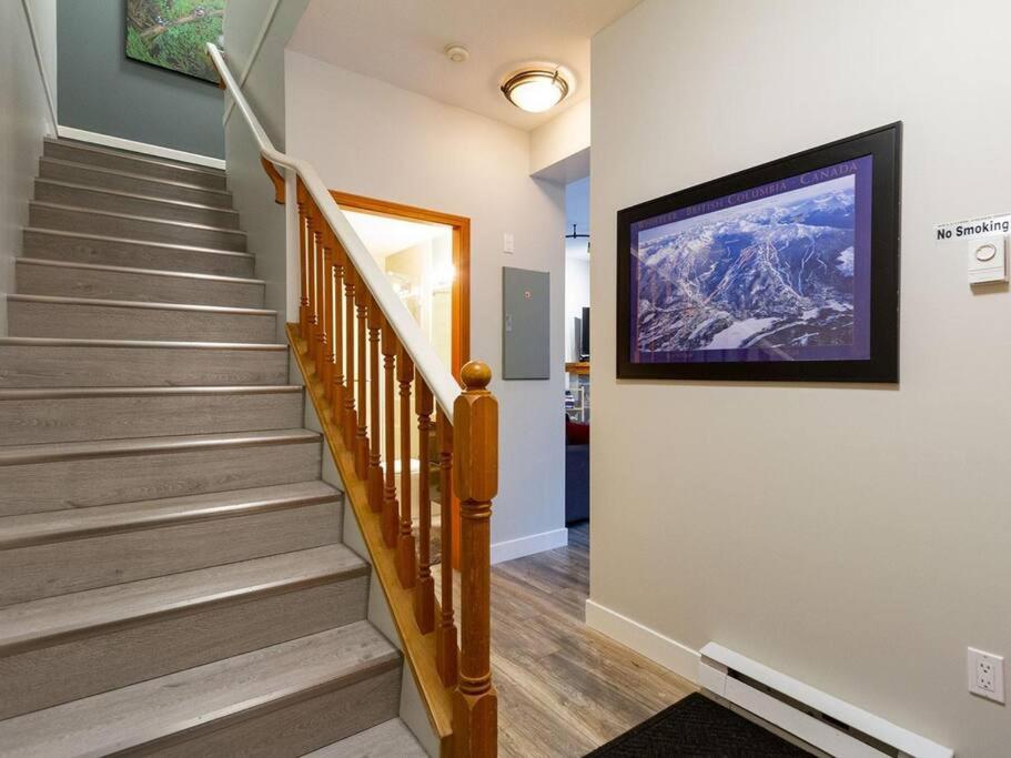 Updated Townhouse in Village. Pool/Hot Tub/Parking