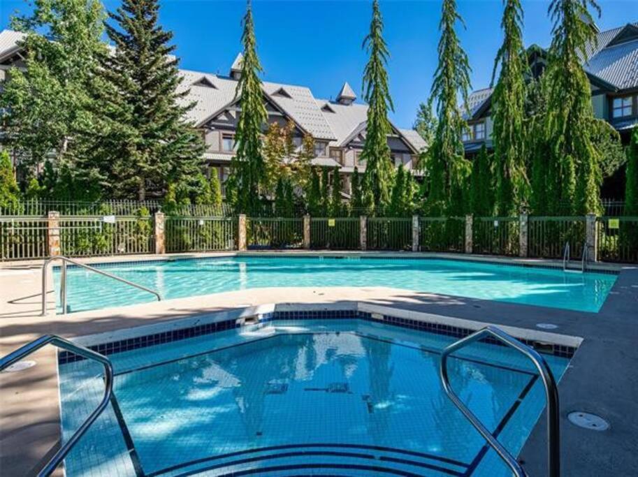 Updated Townhouse in Village. Pool/Hot Tub/Parking