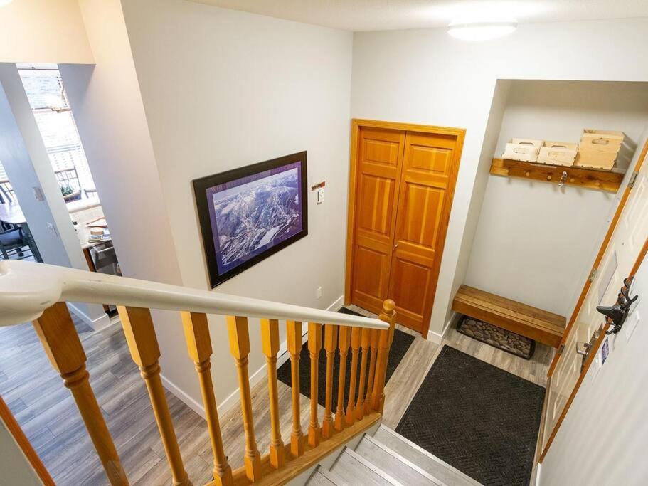 Updated Townhouse in Village. Pool/Hot Tub/Parking