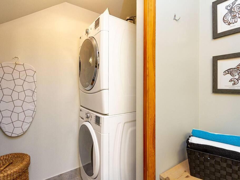 Updated Townhouse in Village. Pool/Hot Tub/Parking