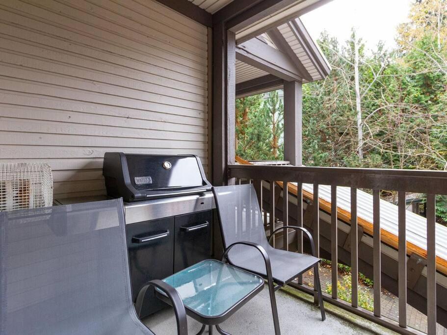 Updated Townhouse in Village. Pool/Hot Tub/Parking