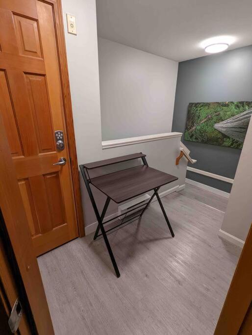 Updated Townhouse in Village. Pool/Hot Tub/Parking