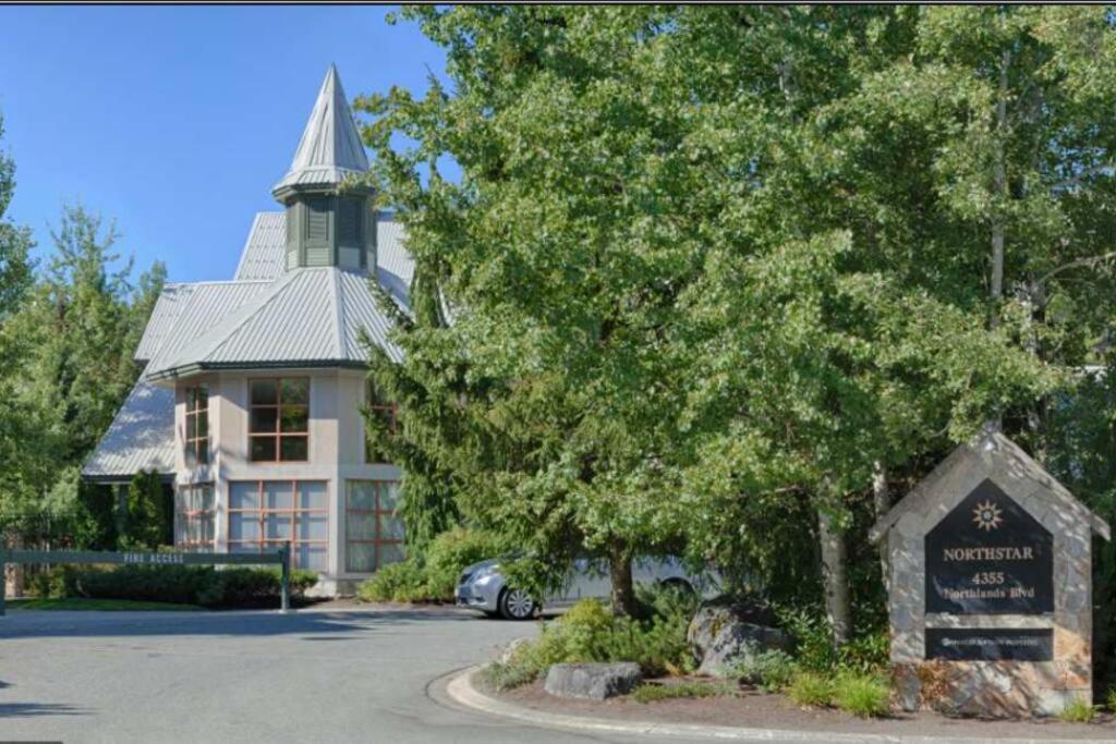 Updated Townhouse in Village. Pool/Hot Tub/Parking