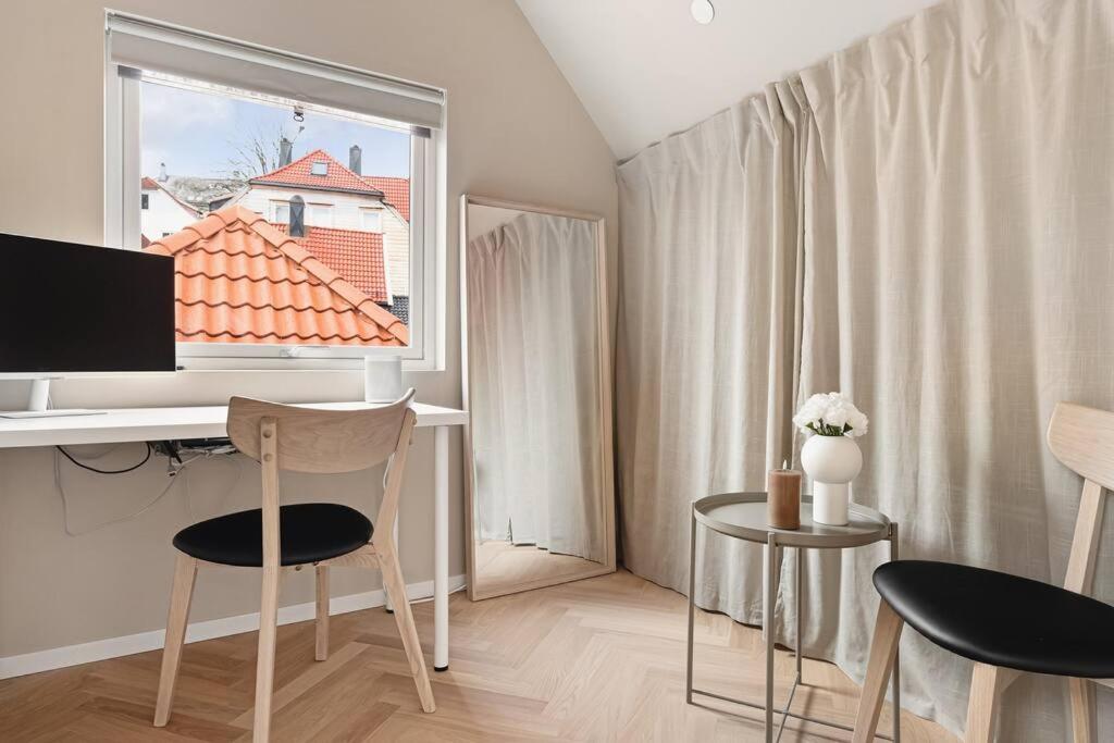 Dinbnb Apartments I Mid-City Luxury with Mini Balcony and Smart TV & Sound System view 4