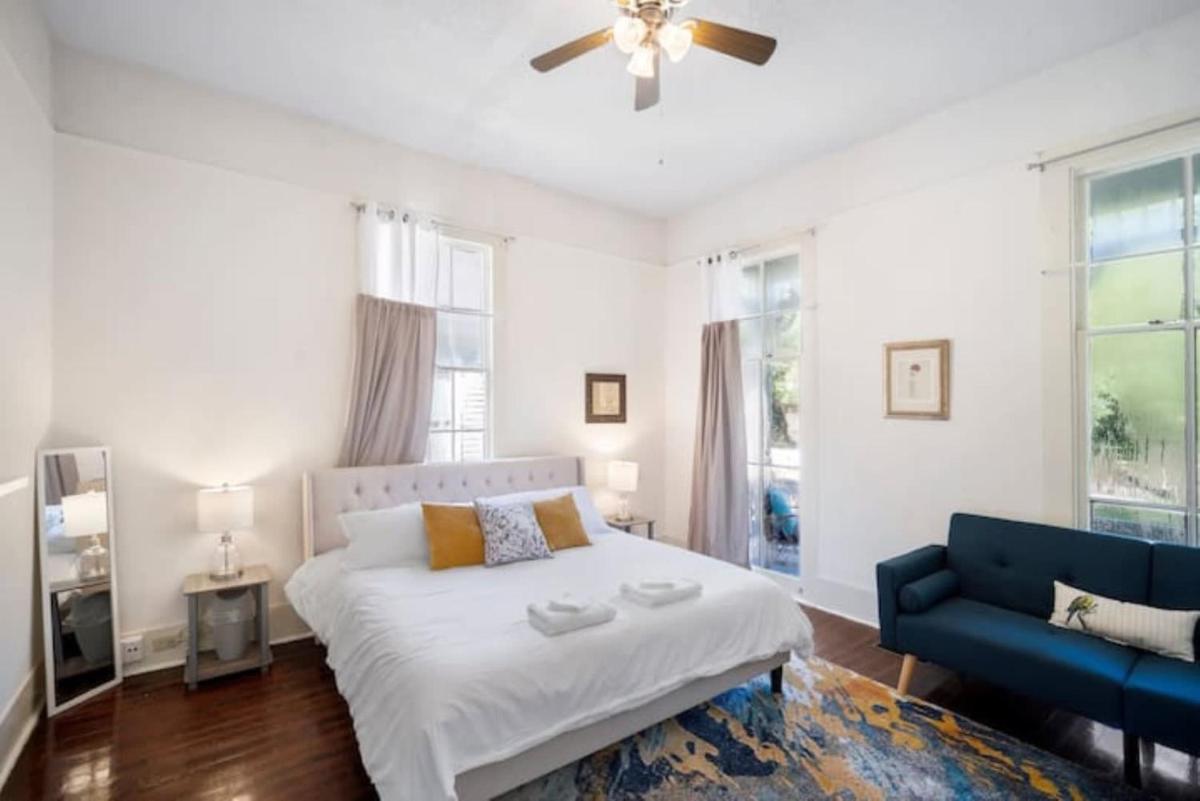 Mobile Vacations - The Mardis Gras Manor Walkable, Historic, Local Treasure - Property Image 1