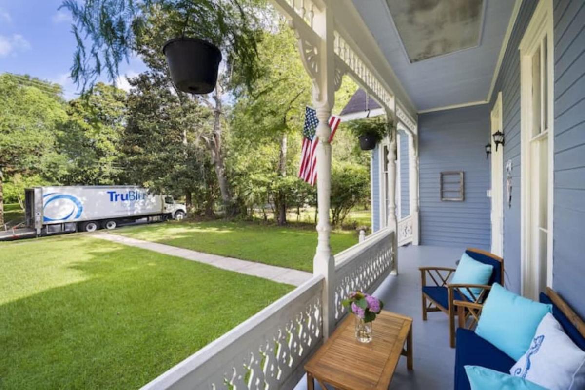 The Mardis Gras Manor Walkable, Historic, Local Treasure view 4