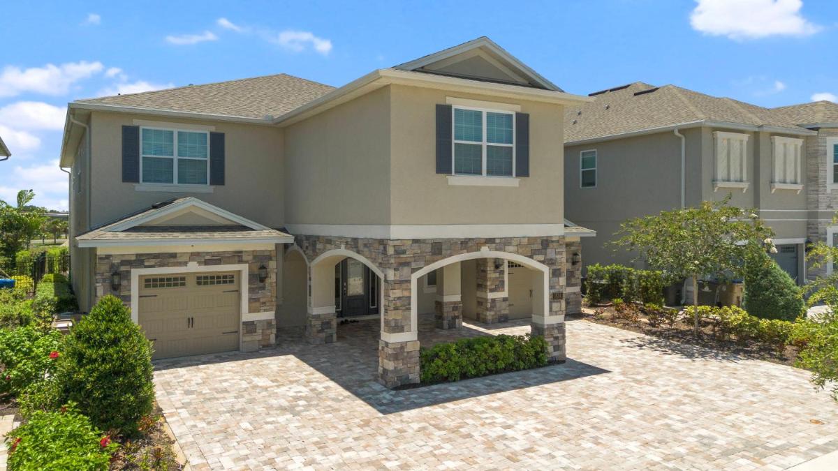 Super fun 12-bed villa w Game Room Private Pool