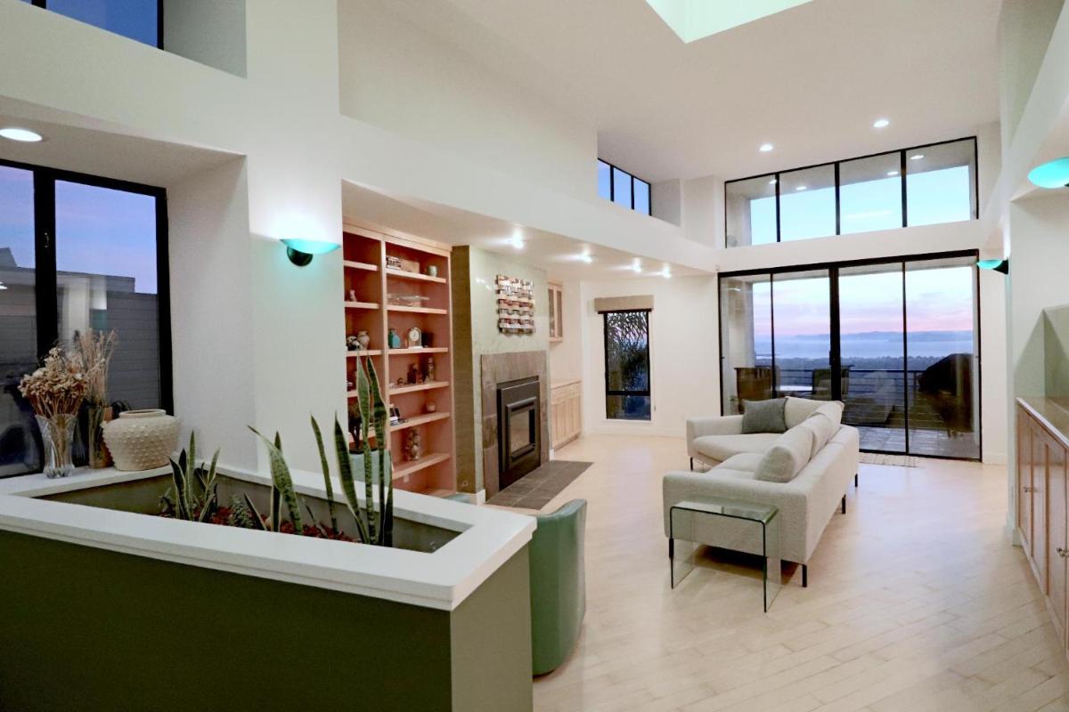 Luxurious Hillside Home wAC & Gorgeous SF Views! view 3