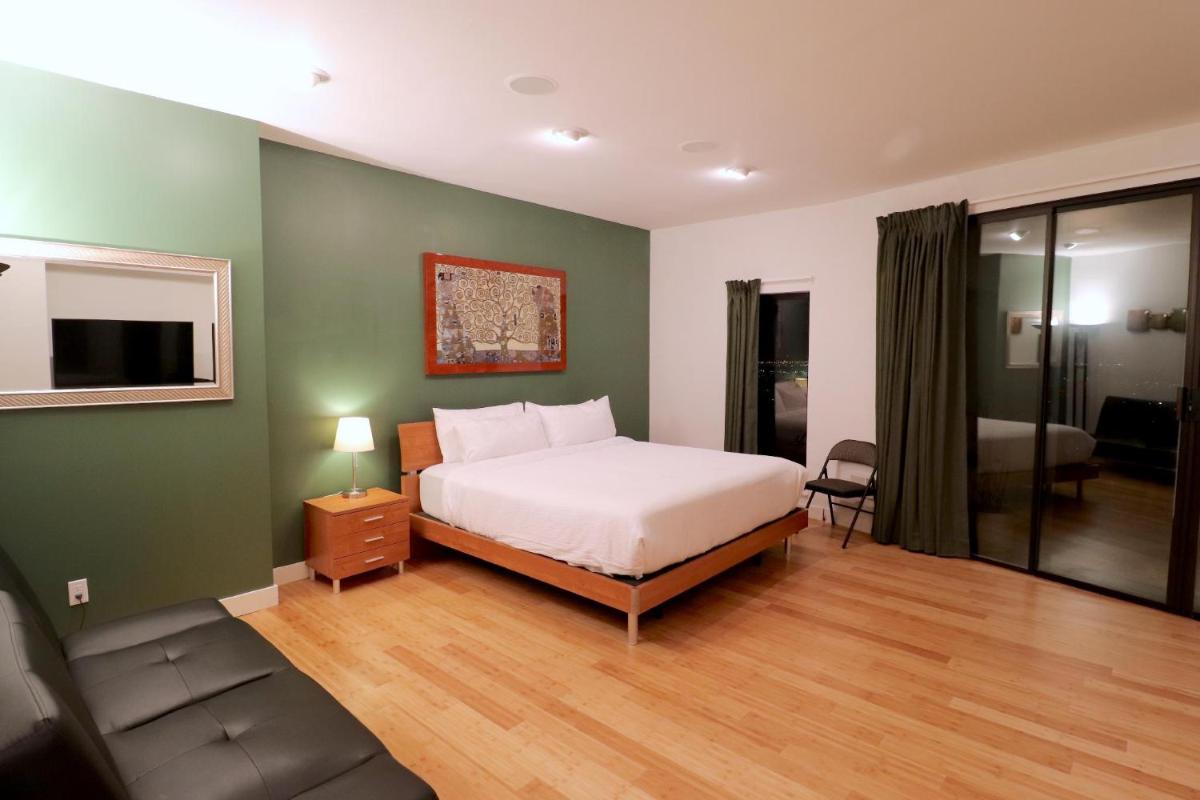 Luxurious Hillside Home wAC & Gorgeous SF Views! view 4