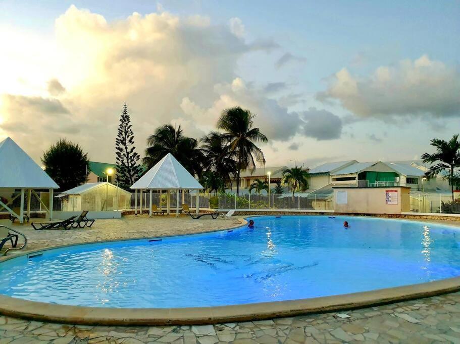 T3, piscine, Plages et commerces à pieds sur la Marina view 3