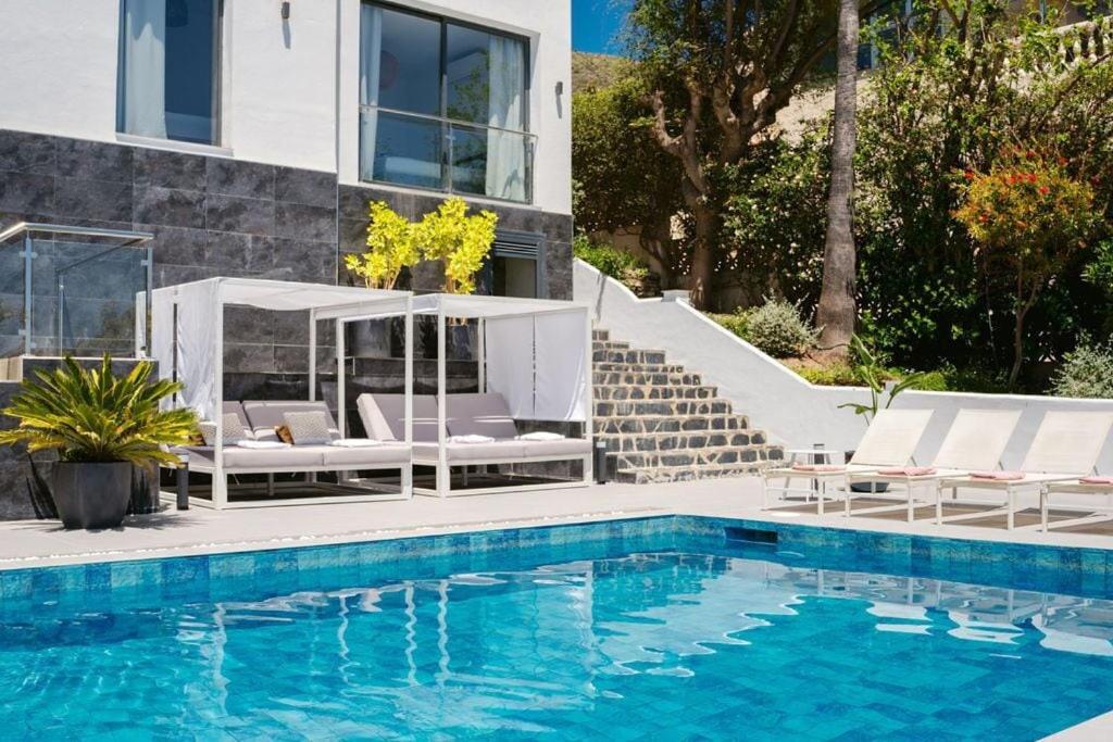 Luxury Villa with Sauna and Heated Pool for 14PAX! view 4