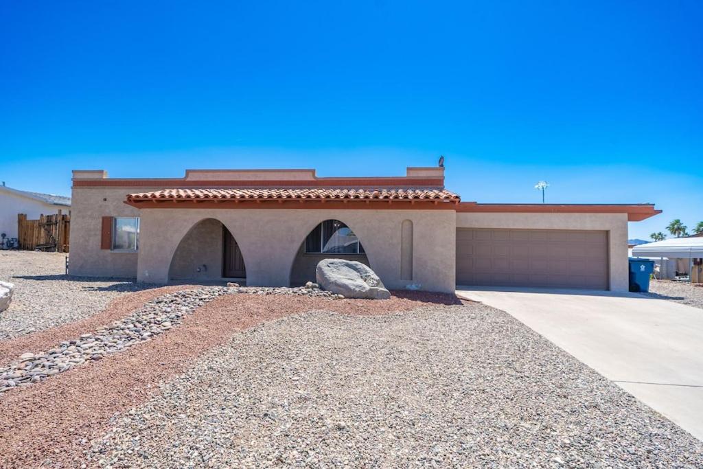 Large Lake Havasu retreat with private heated pool and gameroom for family fun