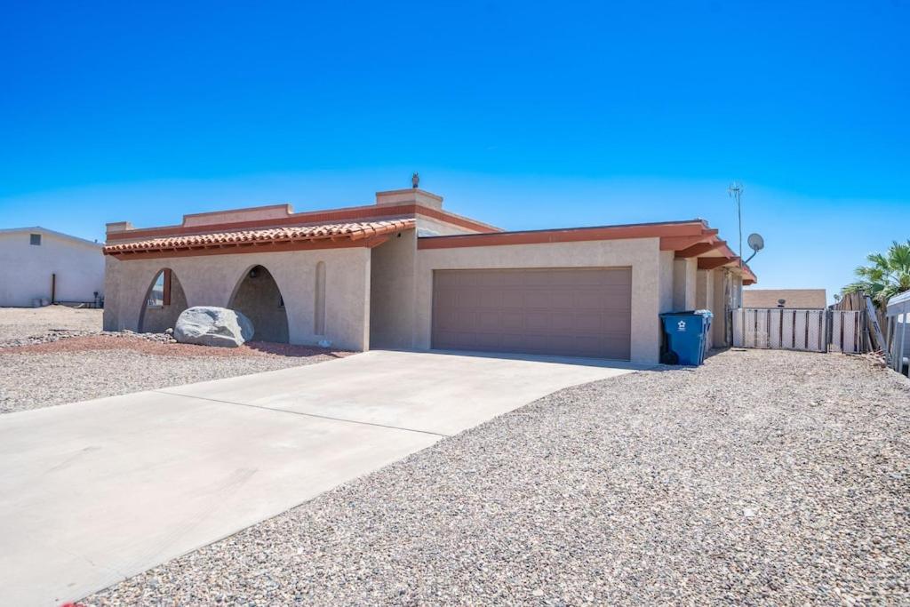 Large Lake Havasu retreat with private heated pool and gameroom for family fun