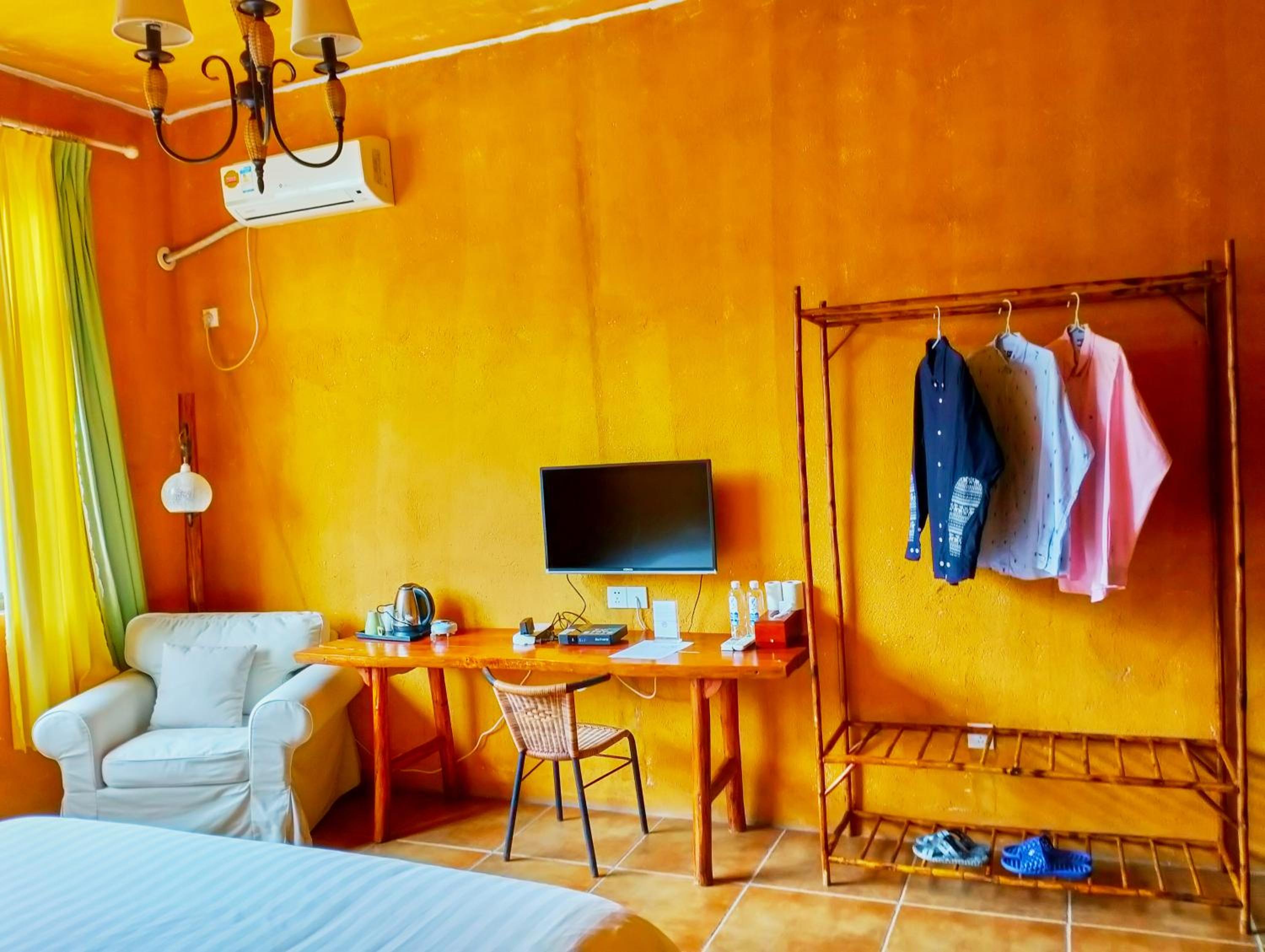 Yangshuo Eden's Social Guesthouse - Wake up to a hearty Western breakfast & fresh craft coffee & night beers & outdoor activities