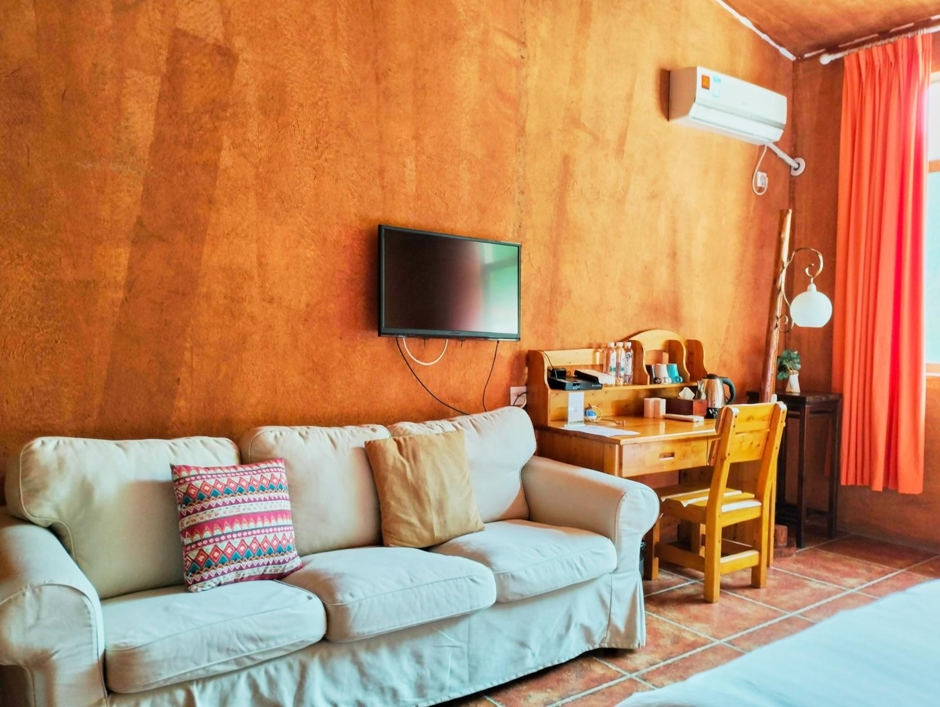 Yangshuo Eden's Social Guesthouse - Wake up to a hearty Western breakfast & fresh craft coffee & night beers & outdoor activities