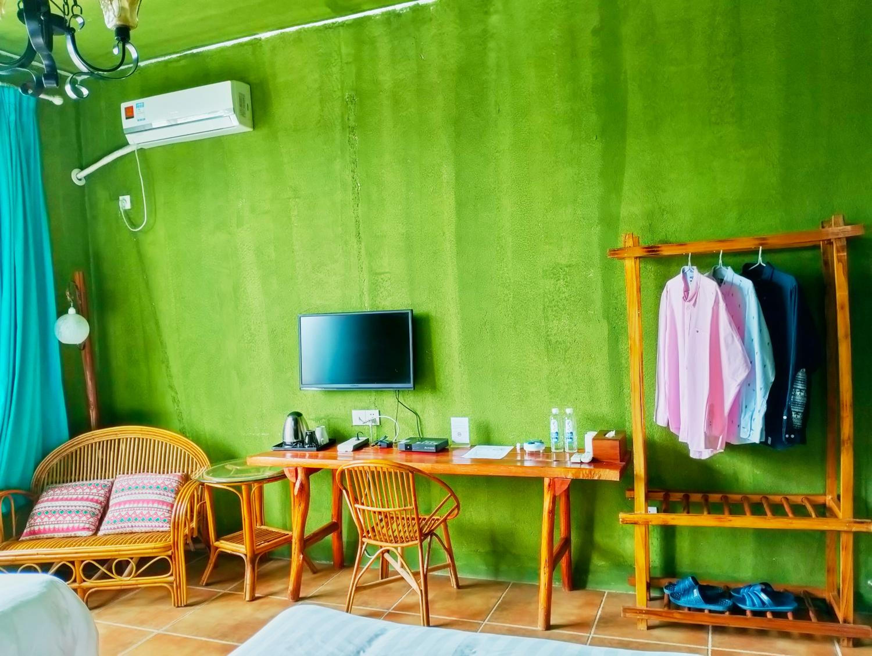 Yangshuo Eden's Social Guesthouse - Wake up to a hearty Western breakfast & fresh craft coffee & night beers & outdoor activities