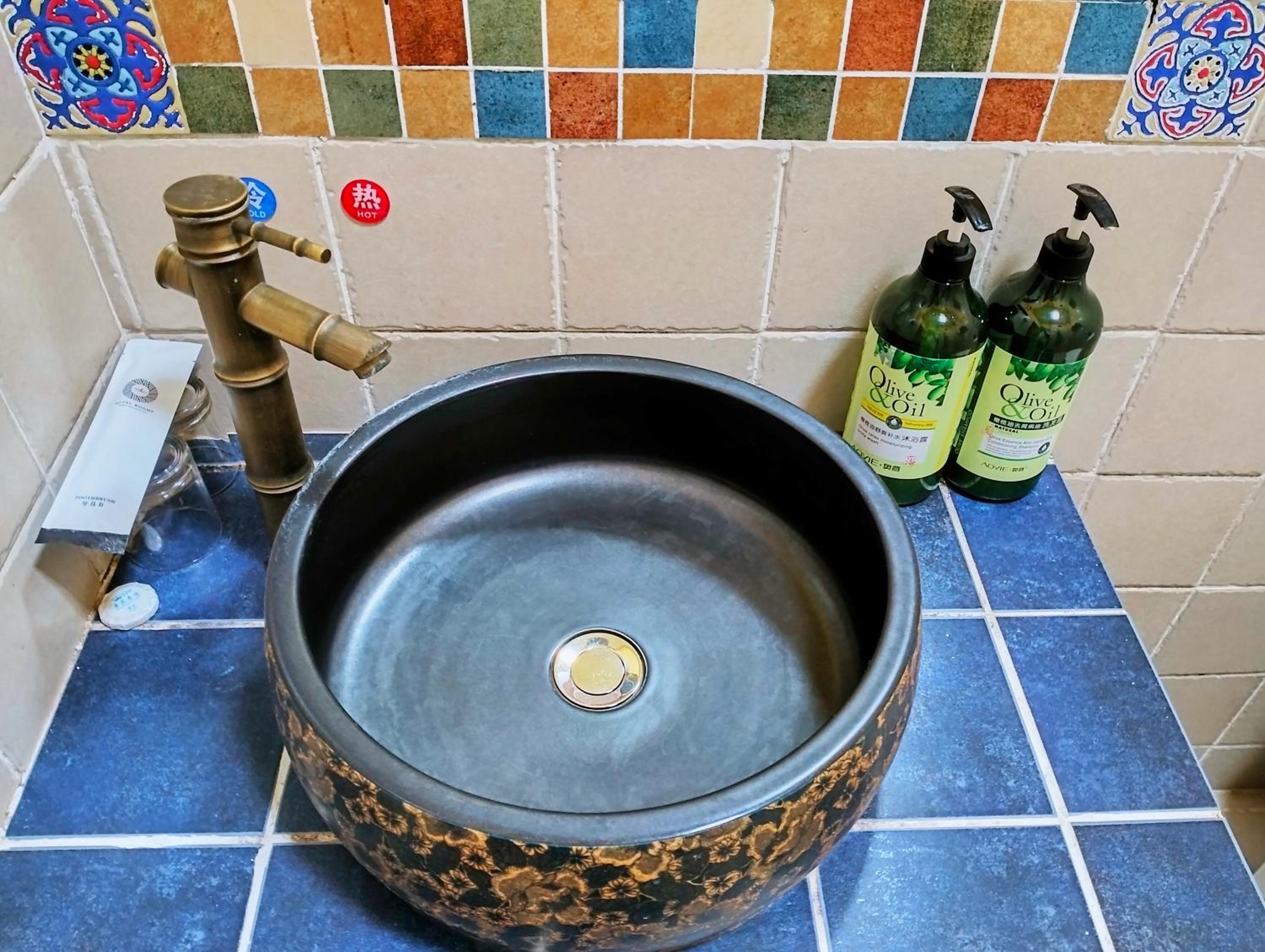 Yangshuo Eden's Social Guesthouse - Wake up to a hearty Western breakfast & fresh craft coffee & night beers & outdoor activities