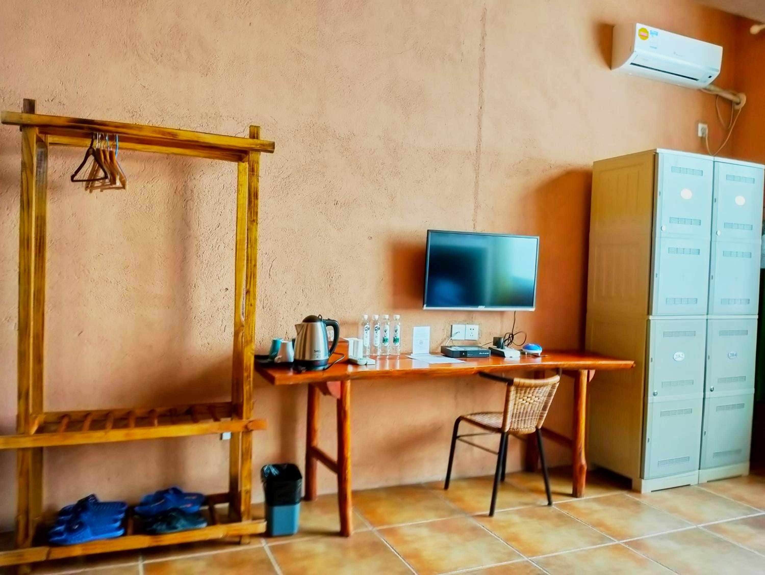 Yangshuo Eden's Social Guesthouse - Wake up to a hearty Western breakfast & fresh craft coffee & night beers & outdoor activities