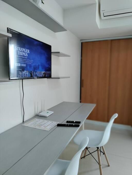 NEW Cozy condo unit w/ wifi next to Abreeza