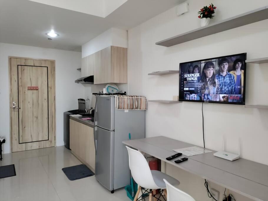 NEW Cozy condo unit w/ wifi next to Abreeza
