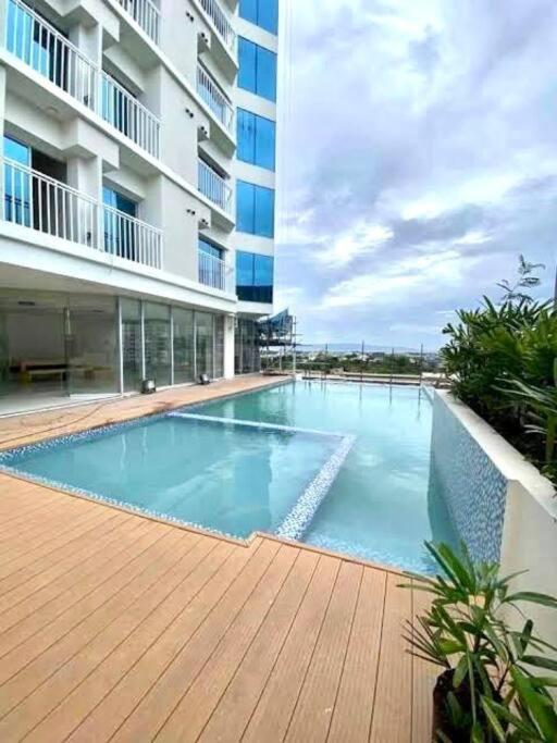 NEW Cozy condo unit w/ wifi next to Abreeza