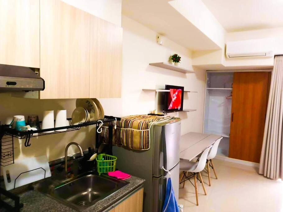 NEW Cozy condo unit w/ wifi next to Abreeza