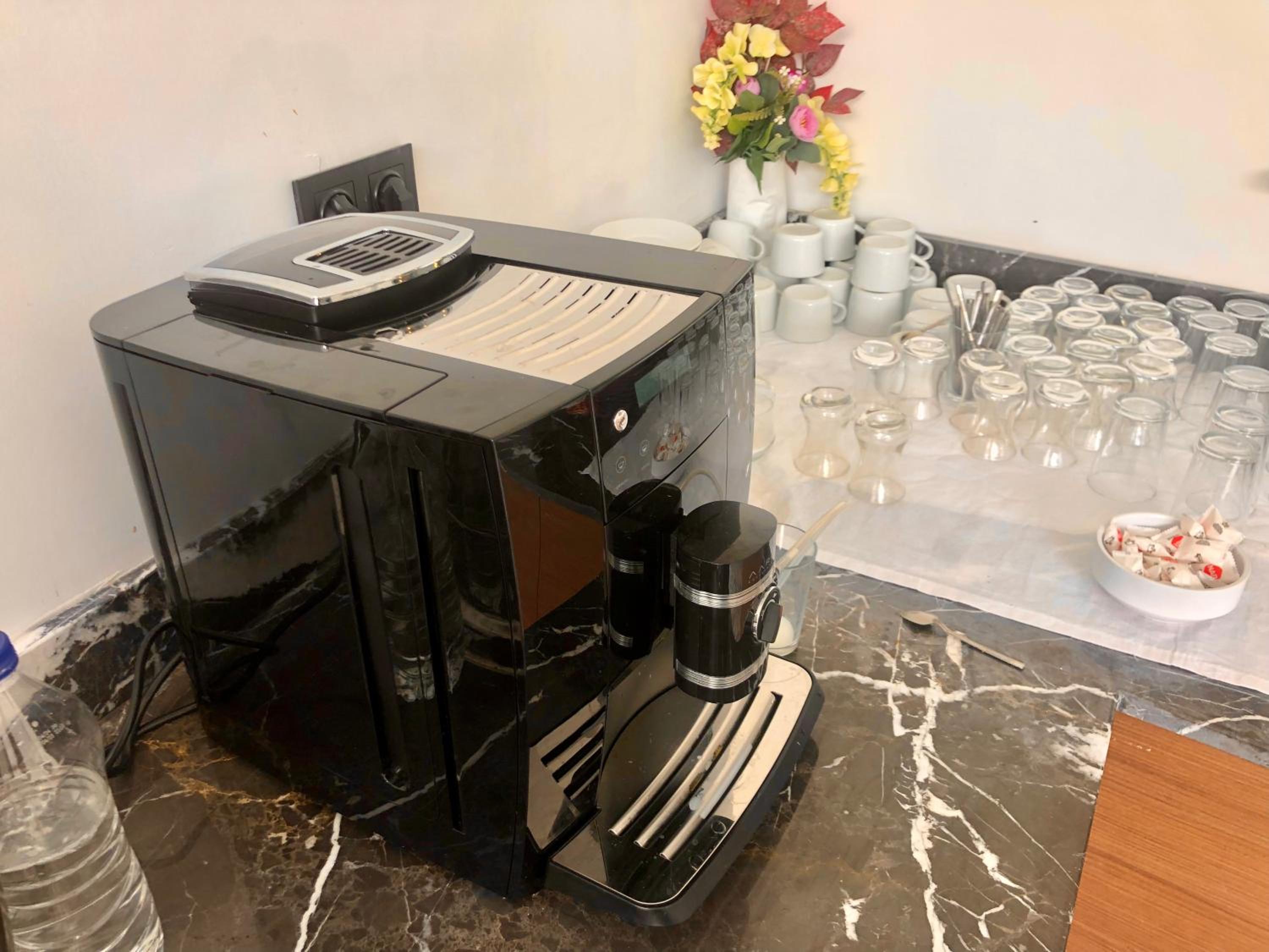 Wolf Of The City Otel - Image 74