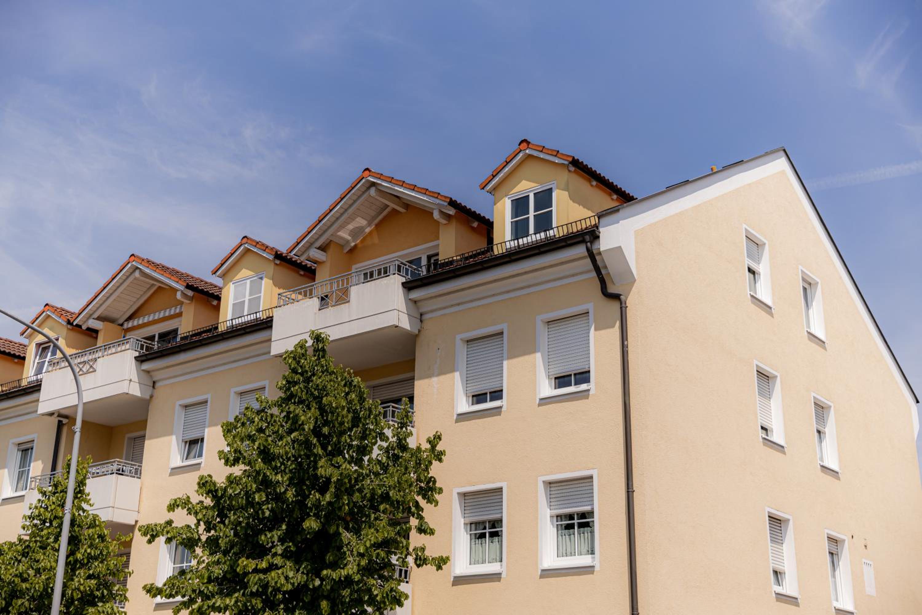 C4S COME4STAY Altötting - 3-Zi Whg I Zentrale Lage I Parkplatz I Balkon I WIFI I SmartTV I 1 Kingsize, 1 Queensize Bett I Office Arbeitsplatz I Wohnbereich