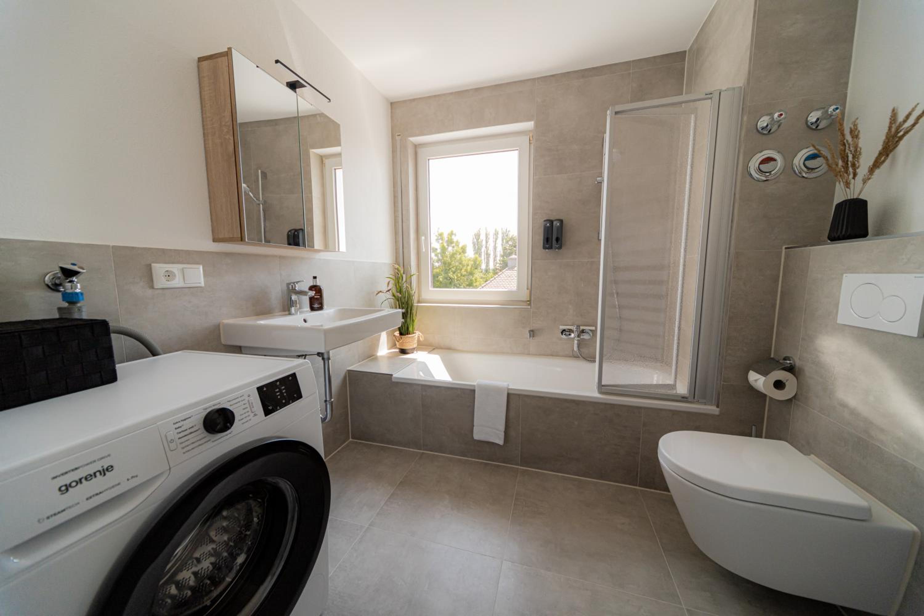 C4S COME4STAY Altötting - 3-Zi Whg I Zentrale Lage I Parkplatz I Balkon I WIFI I SmartTV I 1 Kingsize, 1 Queensize Bett I Office Arbeitsplatz I Wohnbereich