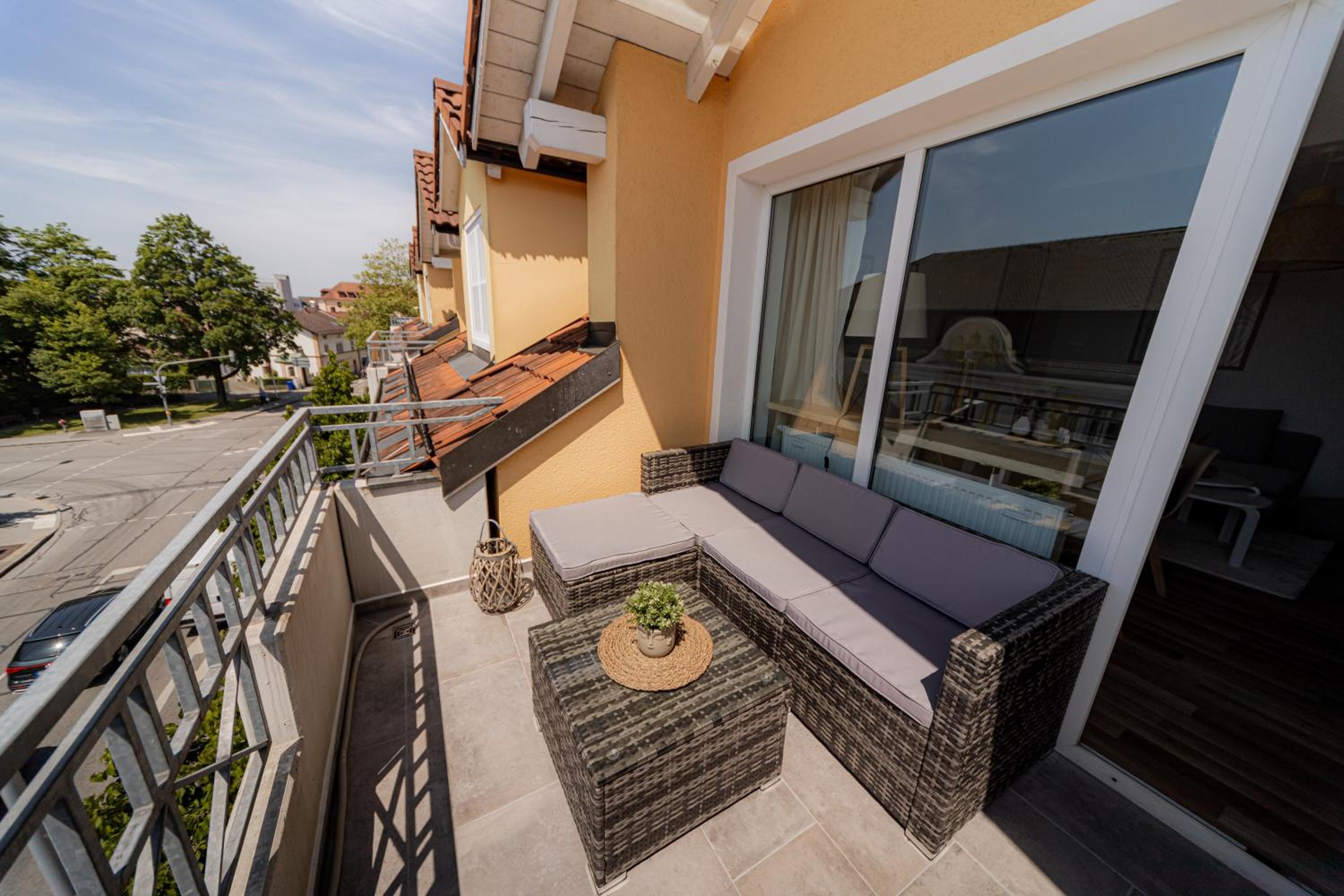 C4S COME4STAY Altötting - 3-Zi Whg I Zentrale Lage I Parkplatz I Balkon I WIFI I SmartTV I 1 Kingsize, 1 Queensize Bett I Office Arbeitsplatz I Wohnbereich
