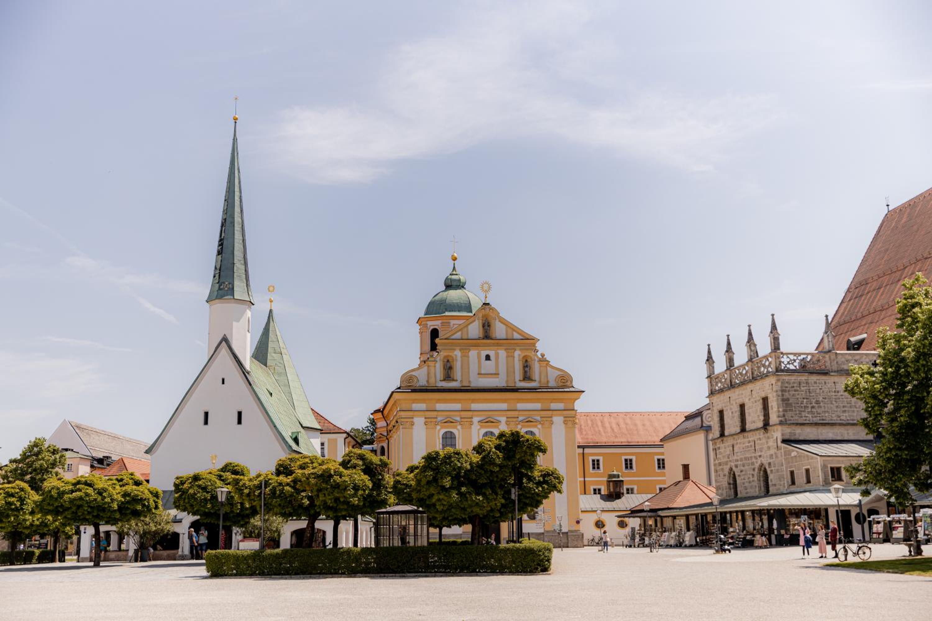 C4S COME4STAY Altötting - 3-Zi Whg I Zentrale Lage I Parkplatz I Balkon I WIFI I SmartTV I 1 Kingsize, 1 Queensize Bett I Office Arbeitsplatz I Wohnbereich