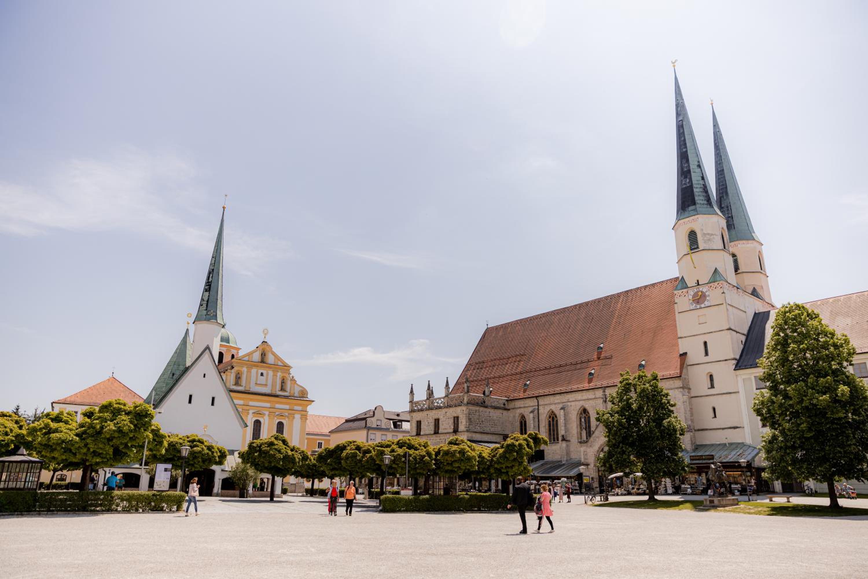 C4S COME4STAY Altötting - 3-Zi Whg I Zentrale Lage I Parkplatz I Balkon I WIFI I SmartTV I 1 Kingsize, 1 Queensize Bett I Office Arbeitsplatz I Wohnbereich