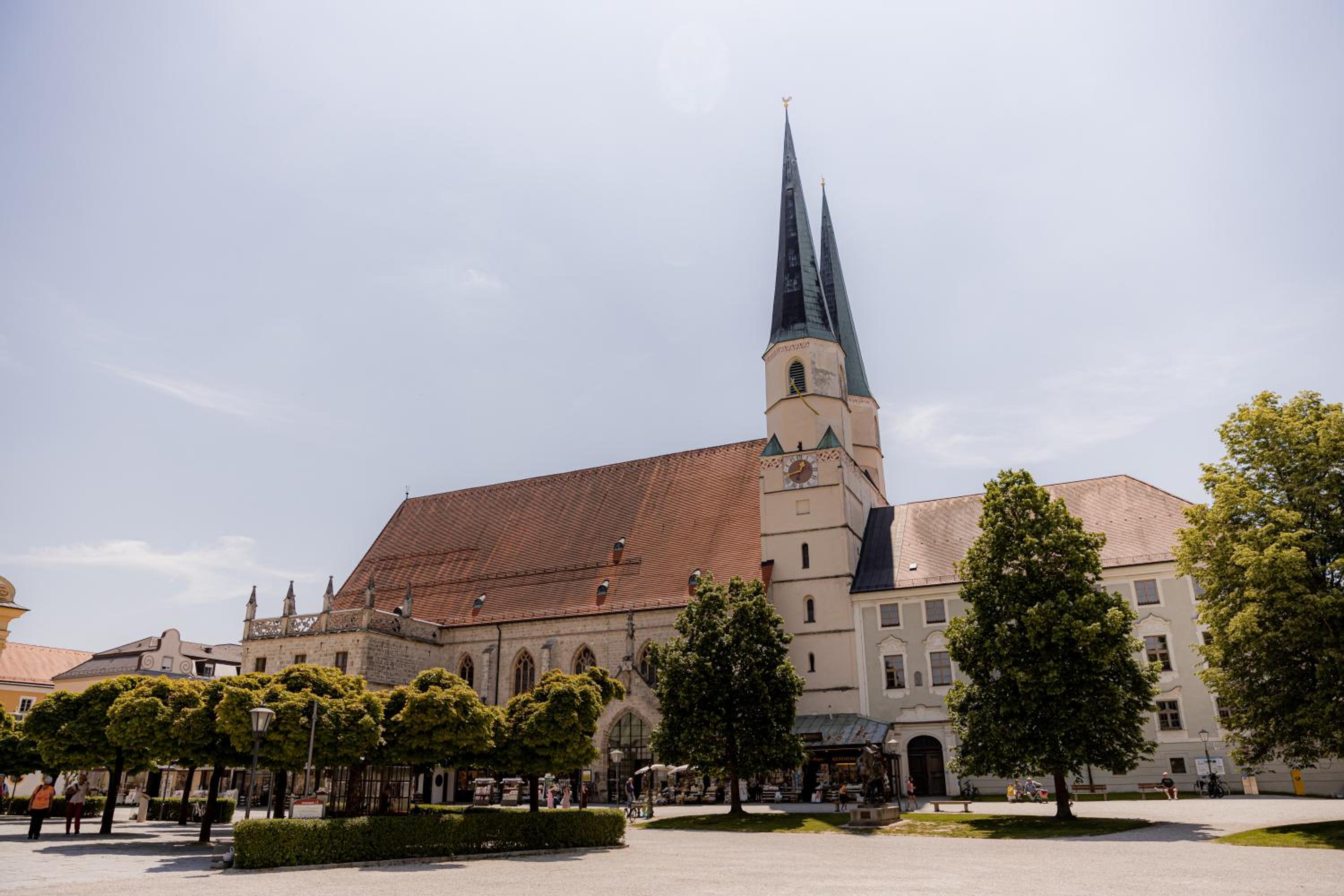C4S COME4STAY Altötting - 3-Zi Whg I Zentrale Lage I Parkplatz I Balkon I WIFI I SmartTV I 1 Kingsize, 1 Queensize Bett I Office Arbeitsplatz I Wohnbereich