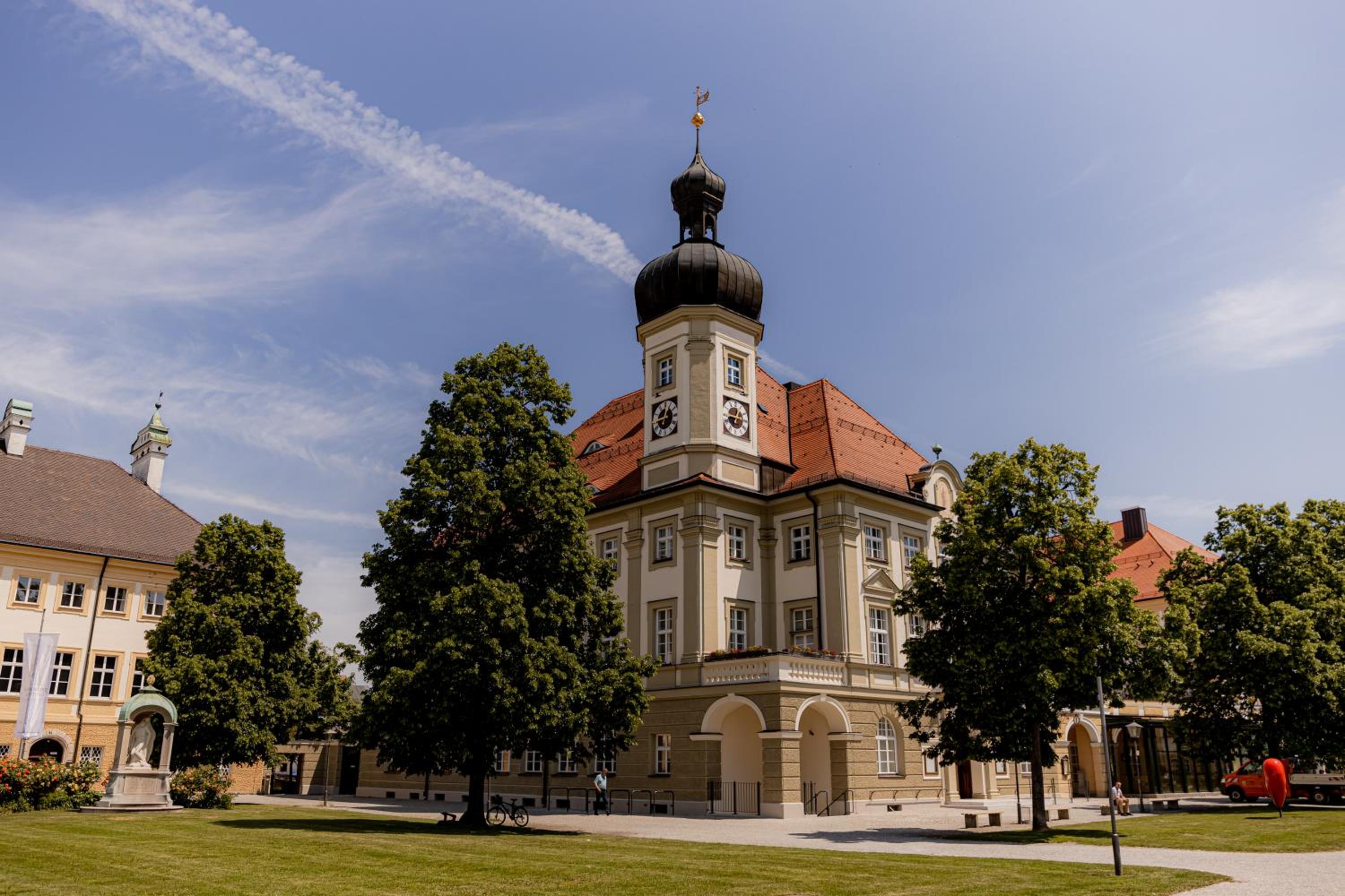 C4S COME4STAY Altötting - 3-Zi Whg I Zentrale Lage I Parkplatz I Balkon I WIFI I SmartTV I 1 Kingsize, 1 Queensize Bett I Office Arbeitsplatz I Wohnbereich