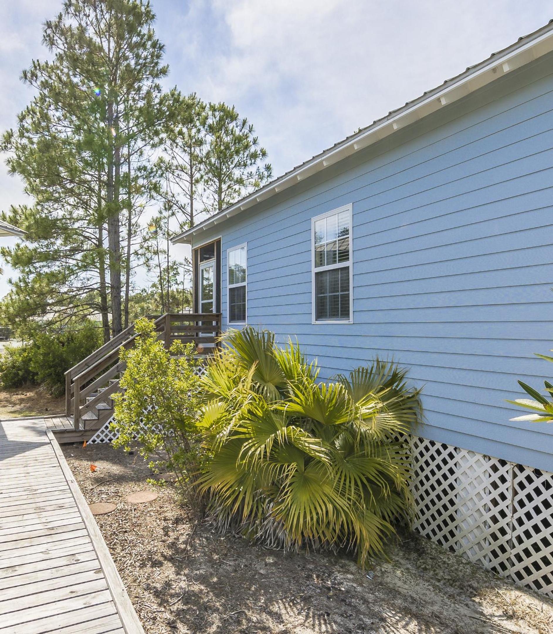 Newly Renovated Beach House steps to pool, Beach Access