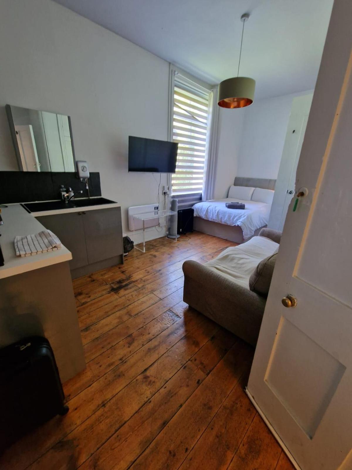 4 Quiet Compact Studio with Garden View - Best Location - Comfortable - Quiet view 3
