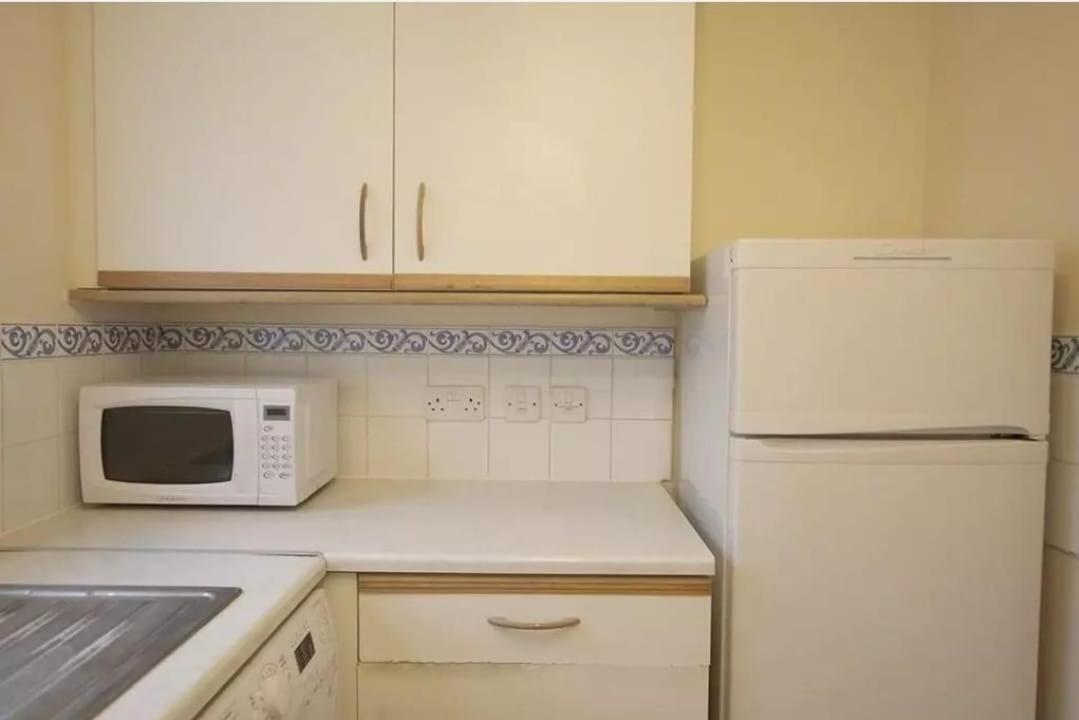 Secure 2 bedroom apartment, very close to Canary Wharf, in a gated development