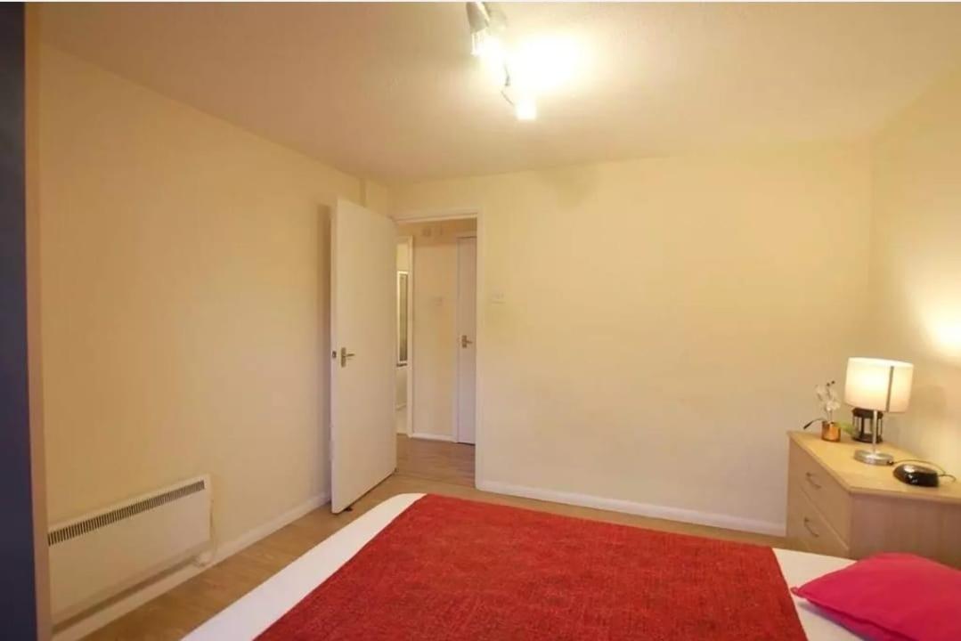Secure 2 bedroom apartment, very close to Canary Wharf, in a gated development