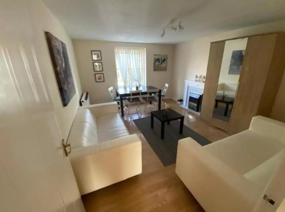 Secure 2 bedroom apartment, very close to Canary Wharf, in a gated development